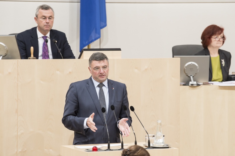 Am Rednerpult: Nationalratsabgeordneter Jörg Leichtfried (S). Am Präsidium: Nationalratspräsident Norbert Hofer (F)
