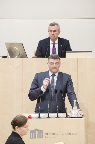 Am Rednerpult: Nationalratsabgeordneter Jörg Leichtfried (S). Am Präsidium: Nationalratspräsident Norbert Hofer (F)
