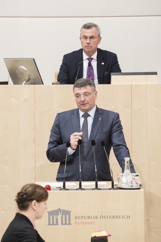 Am Rednerpult: Nationalratsabgeordneter Jörg Leichtfried (S). Am Präsidium: Nationalratspräsident Norbert Hofer (F)
