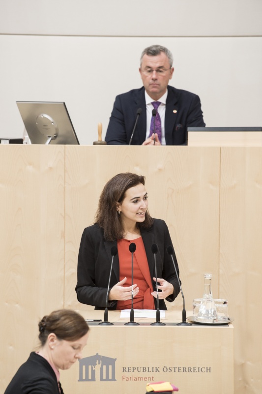 Am Rednerpult: Nationalratsabgeordnete Alma Zadić (G). Am Präsidium: Nationalratspräsident Norbert Hofer (F)
