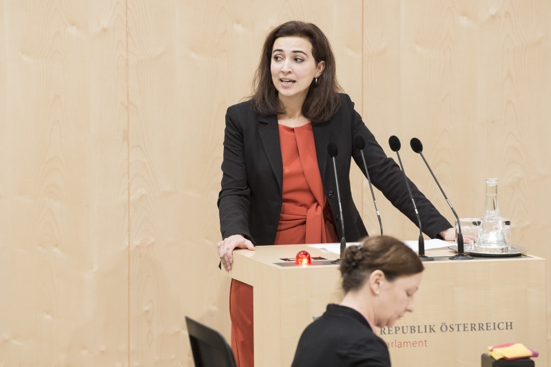 Am Rednerpult: Nationalratsabgeordnete Alma Zadić (G)