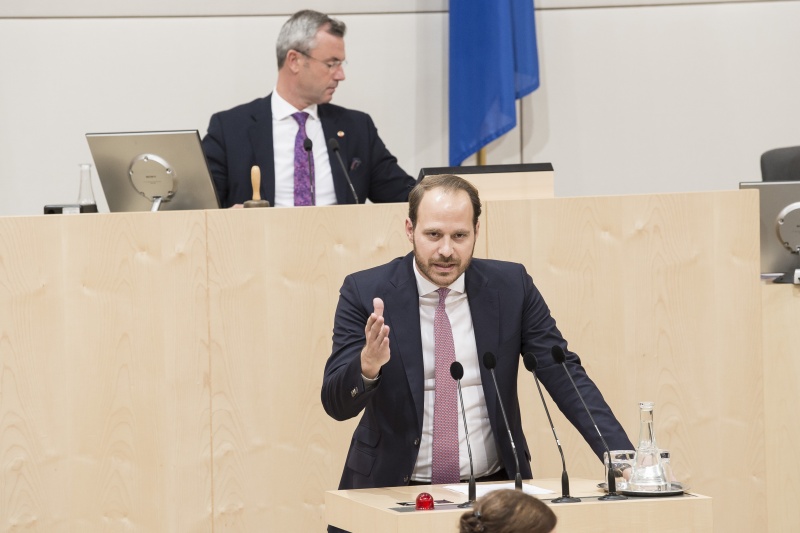 Am Rednerpult: Nationalratsabgeordneter Nikolaus Scherak (N). Am Präsidium: Nationalratspräsident Norbert Hofer (F)
