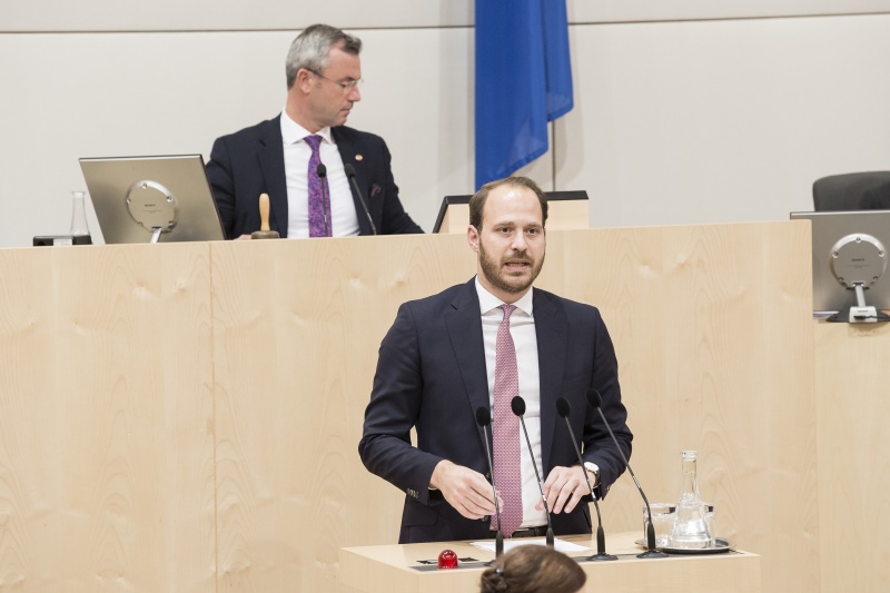 Am Rednerpult: Nationalratsabgeordneter Nikolaus Scherak (N). Am Präsidium: Nationalratspräsident Norbert Hofer (F)
