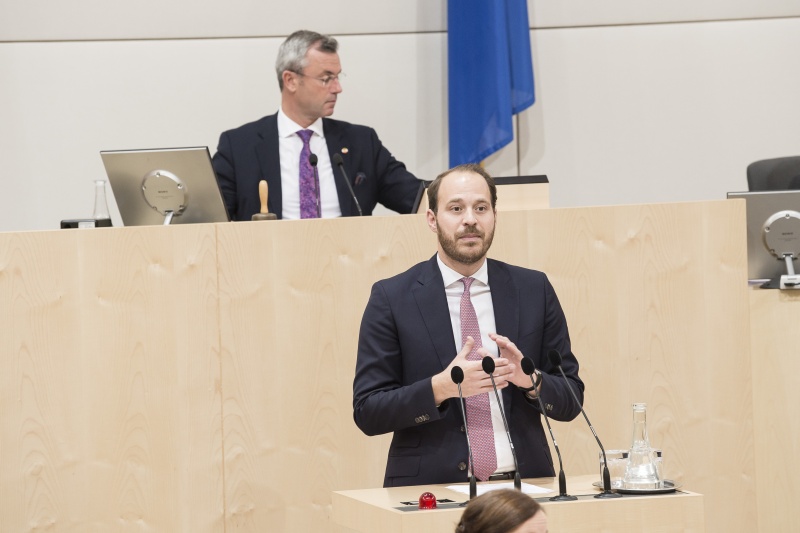 Am Rednerpult: Nationalratsabgeordneter Nikolaus Scherak (N). Am Präsidium: Nationalratspräsident Norbert Hofer (F)
