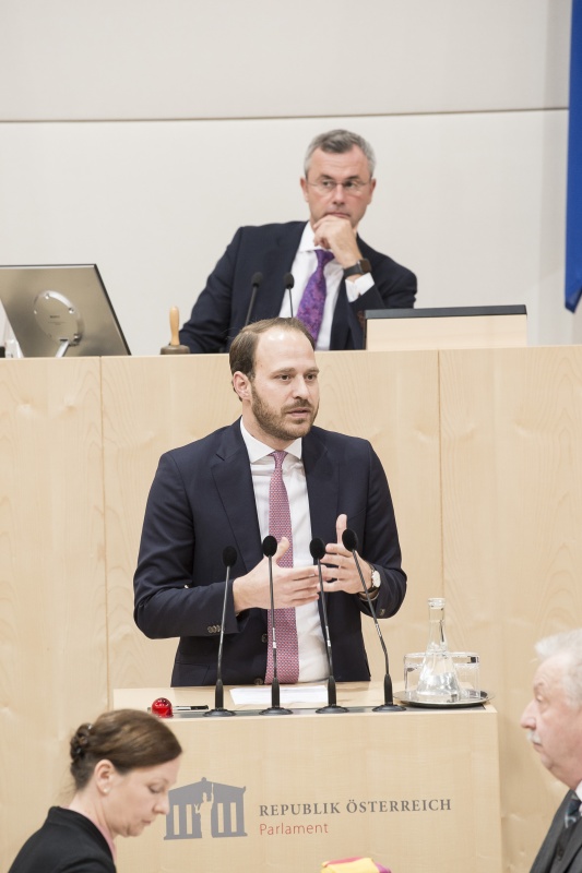 Am Rednerpult: Nationalratsabgeordneter Nikolaus Scherak (N). Am Präsidium: Nationalratspräsident Norbert Hofer (F)
