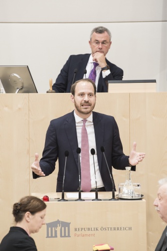 Am Rednerpult: Nationalratsabgeordneter Nikolaus Scherak (N). Am Präsidium: Nationalratspräsident Norbert Hofer (F)
