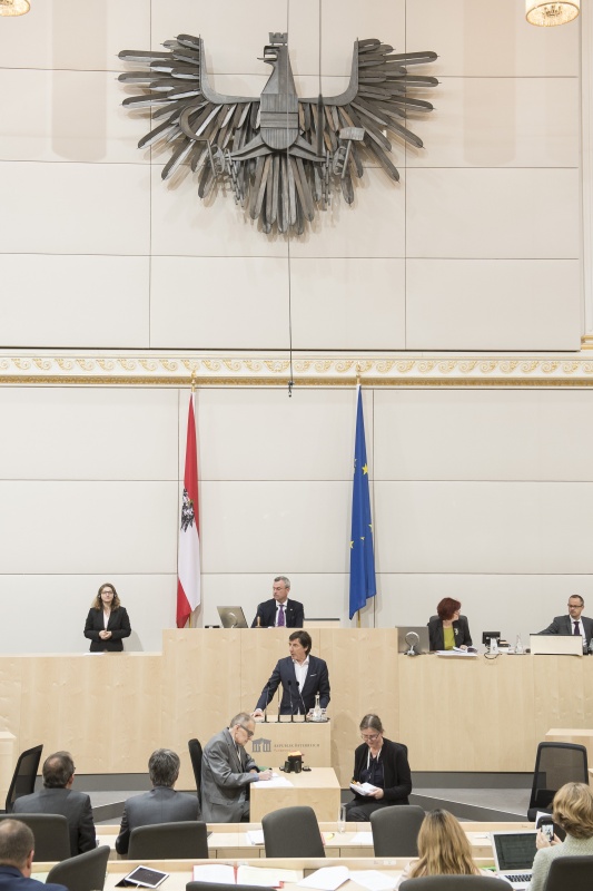 Am Rednerpult: Nationalratsabgeordneter Johannes Margreiter (N). Am Präsidium: Nationalratspräsident Norbert Hofer (F)
