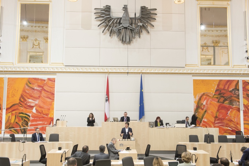 Am Rednerpult: Nationalratsabgeordneter Johannes Margreiter (N). Am Präsidium: Nationalratspräsident Norbert Hofer (F)
