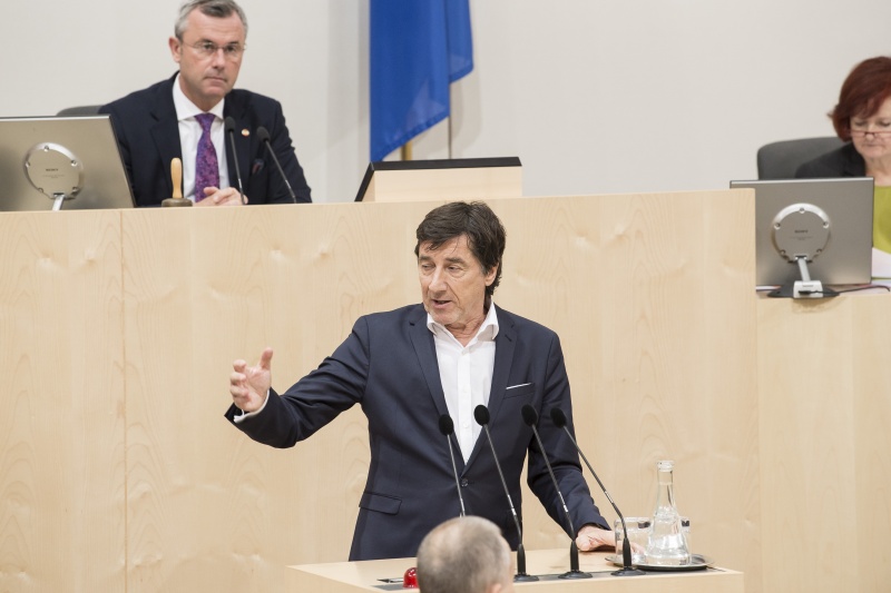 Am Rednerpult: Nationalratsabgeordneter Johannes Margreiter (N). Am Präsidium: Nationalratspräsident Norbert Hofer (F)
