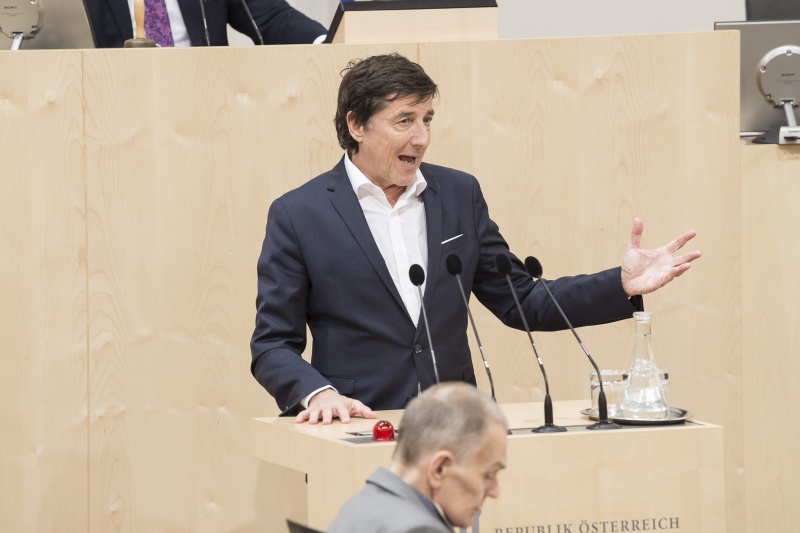 Am Rednerpult: Nationalratsabgeordneter Johannes Margreiter (N)