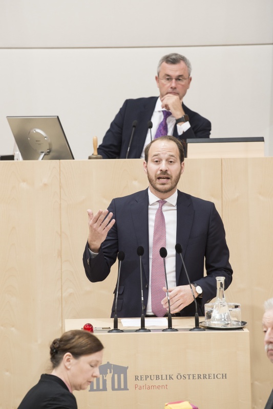 Am Rednerpult: Nationalratsabgeordneter Nikolaus Scherak (N). Am Präsidium: Nationalratspräsident Norbert Hofer (F)
