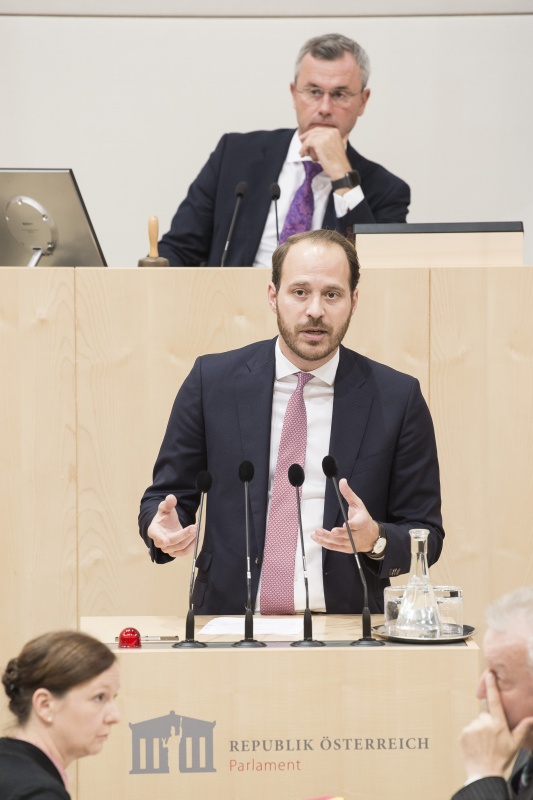 Am Rednerpult: Nationalratsabgeordneter Nikolaus Scherak (N). Am Präsidium: Nationalratspräsident Norbert Hofer (F)
