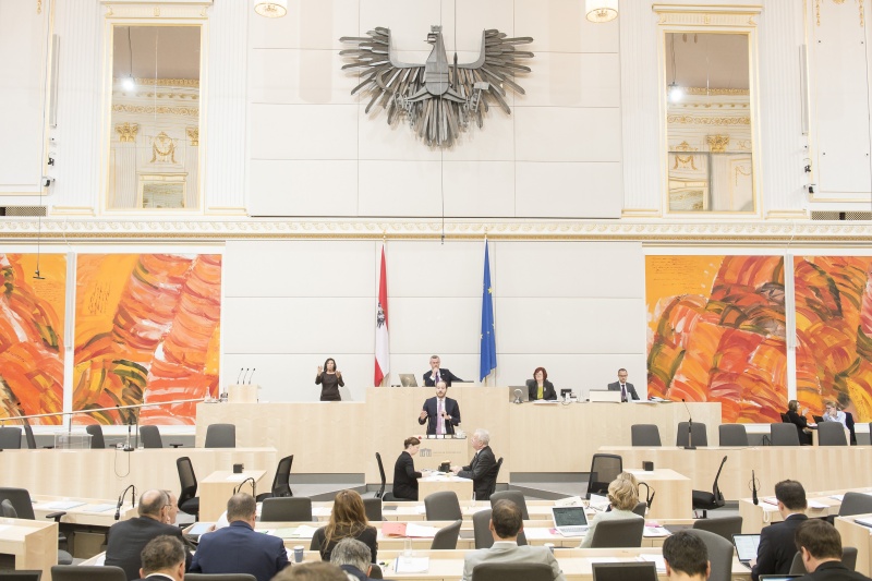 Am Rednerpult: Nationalratsabgeordneter Nikolaus Scherak (N). Am Präsidium: Nationalratspräsident Norbert Hofer (F)
