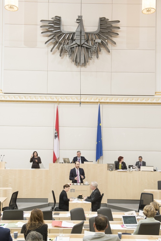 Am Rednerpult: Nationalratsabgeordneter Nikolaus Scherak (N). Am Präsidium: Nationalratspräsident Norbert Hofer (F)
