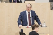 Am Rednerpult: Nationalratsabgeordneter Hubert Fuchs (F)