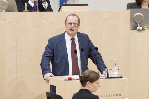 Am Rednerpult: Nationalratsabgeordneter Hubert Fuchs (F)