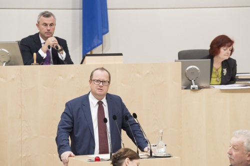 Am Rednerpult: Nationalratsabgeordneter Hubert Fuchs (F). Am Präsidium: Nationalratspräsident Norbert Hofer (F)
