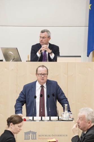 Am Rednerpult: Nationalratsabgeordneter Hubert Fuchs (F). Am Präsidium: Nationalratspräsident Norbert Hofer (F)
