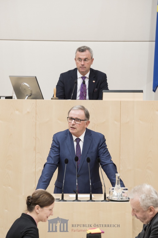 Am Rednerpult: Nationalratsabgeordneter Karlheinz Kopf (V). Am Präsidium: Nationalratspräsident Norbert Hofer (F)
