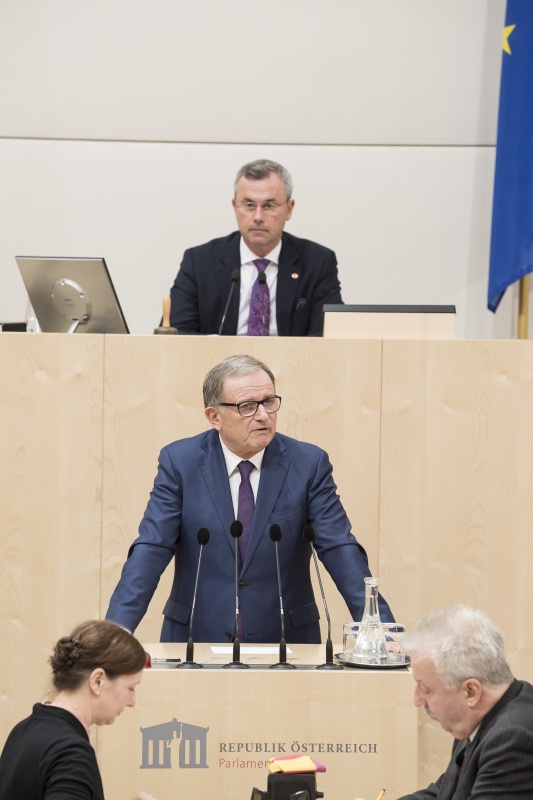 Am Rednerpult: Nationalratsabgeordneter Karlheinz Kopf (V). Am Präsidium: Nationalratspräsident Norbert Hofer (F)
