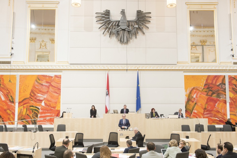 Am Rednerpult: Nationalratsabgeordneter Karlheinz Kopf (V). Am Präsidium: Nationalratspräsident Norbert Hofer (F)

