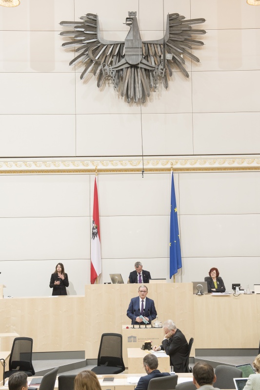 Am Rednerpult: Nationalratsabgeordneter Karlheinz Kopf (V). Am Präsidium: Nationalratspräsident Norbert Hofer (F)
