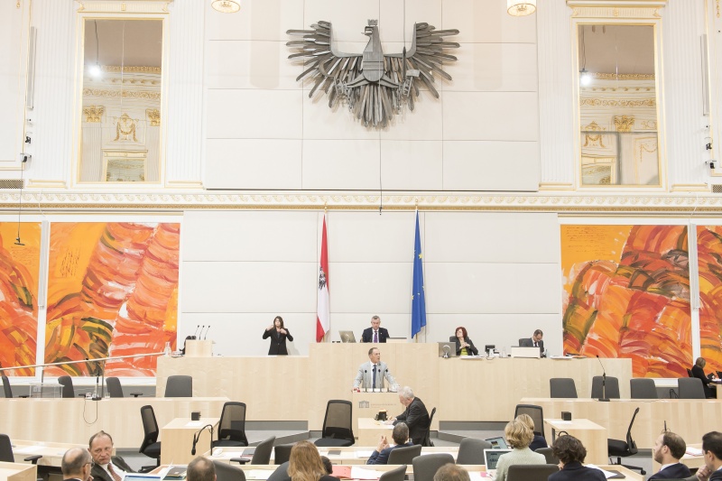 Am Rednerpult: Nationalratsabgeordneter Peter Wurm (F). Am Präsidium: Nationalratspräsident Norbert Hofer (F)
