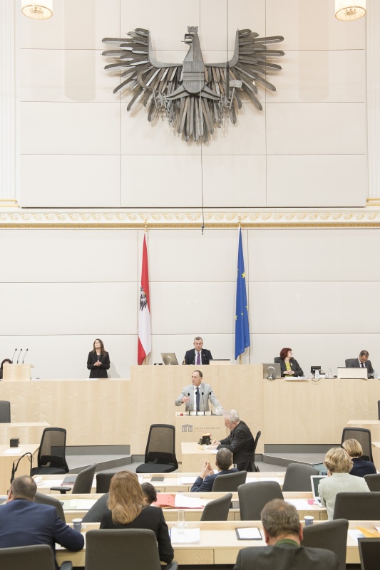 Am Rednerpult: Nationalratsabgeordneter Peter Wurm (F). Am Präsidium: Nationalratspräsident Norbert Hofer (F)
