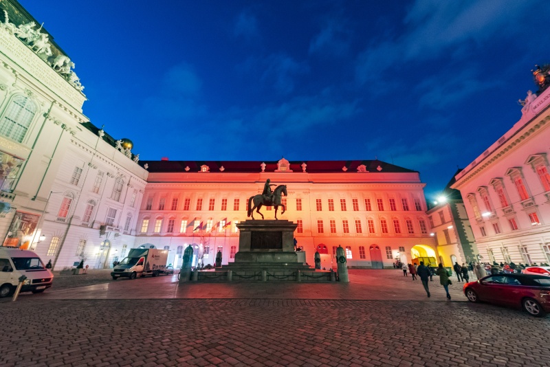 Orange erleuchteter Josefsplatz