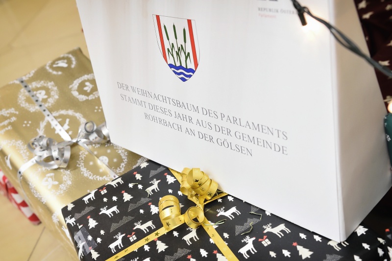 Dekoration beim Weihnachtsbaum. Der Weihnachtsbaum des Parlaments stammt 2019 aus der Gemende Rohrbach an der Gölsen