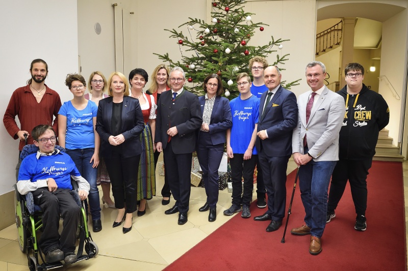 Von links: Zweite Nationalratspräsidentin Doris Bures (S), Vizebürgermeisterin der Gemeinde Rohrbach an der Gölsen Anna Klinger, Bundesratspräsident Karl Bader (V), Direktorin der Diakonie Österreich Maria Katharina Moser, Nationalratspräsident Wolfgang Sobotka (V), Dritter Nationalratspräsident Norbert Hofer (F), VeranstaltungsteilnehmerInnen