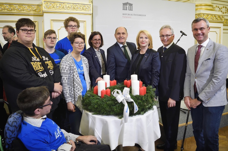 Von rechts: Dritter Nationalratspräsident Norbert Hofer (F), Bundesratspräsident Karl Bader (V), Zweite Nationalratspräsidentin Doris Bures (S), Nationalratspräsident Wolfgang Sobotka (V), Direktorin der Diakonie Österreich Maria Katharina Moser,VeranstaltungsteilnehmerInnen