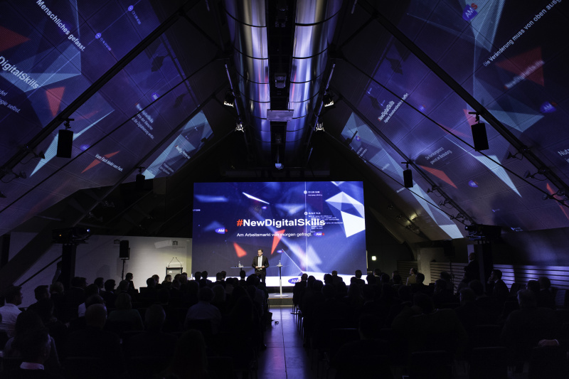 Bildmitte: AMS Vorstand Johannes Kopf