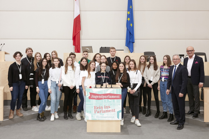 Gruppenfoto mit Bundesratspräsident Karl Bader (V) und designiertem Bundesratspräsidenten Robert Seeber (V) mit Schülerinnen und Schülern der Klasse 5B BG/BRG Wienerwaldgymnasium Tullnerbach
