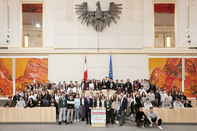 Gruppenfoto mit Bundesratspräsident Karl Bader (V) und designiertem Bundesratspräsidenten Robert Seeber (V)