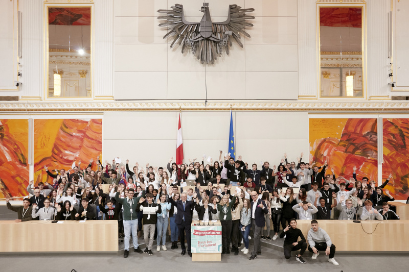 Gruppenfoto mit Bundesratspräsident Karl Bader (V) und designiertem Bundesratspräsidenten Robert Seeber (V)