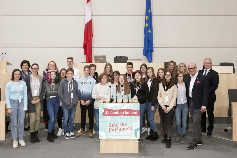Gruppenfoto mit Bundesratspräsident Karl Bader (V) und designiertem Bundesratspräsidenten Robert Seeber (V) mit Schülerinnen und Schülern der Klasse 5A Stiftsgymnasium Kremsmünster