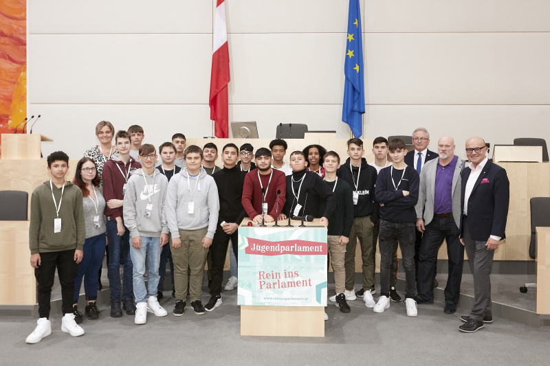 Gruppenfoto mit Bundesratspräsident Karl Bader (V) und designiertem Bundesratspräsidenten Robert Seeber (V) mit Schülerinnen und Schülern der Klasse P3 PTS Linz Urfahr