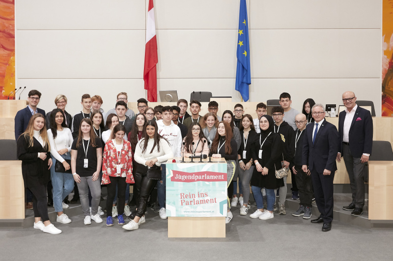 Gruppenfoto mit Bundesratspräsident Karl Bader (V) und designiertem Bundesratspräsidenten Robert Seeber (V) mit Schülerinnen und Schülern der Klasse 1BK BHAK/BHAS Neunkirchen