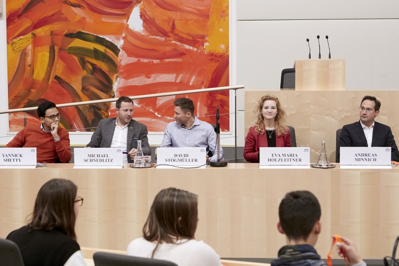 von rechts: Nationalratsabgeordneter Andreas Minnich (V), Nationalratsabgeordnete Eva Maria Holzleitner (S), Nationalratsabgeordneter David Stögmüller (G), Nationalratsabgeordneter Michael Schnedlitz (F), Nationalratsabgeordneter Yannick Shetty (N)