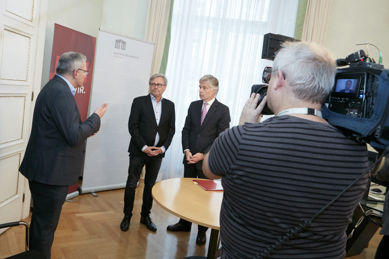 von rechts: Parlamentsdirektor Harald Dossi, Alexander Wrabetz ORF Generaldirektor im Interview mit Karlheinz Papst ORF
