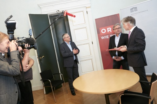 von rechts: Parlamentsdirektor Harald Dossi, Alexander Wrabetz ORF Generaldirektor im Interview mit Karlheinz Papst ORF