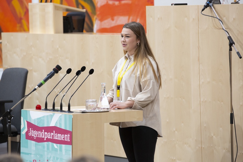 Schülerin bei ihrer Rede im Jugendparlament
