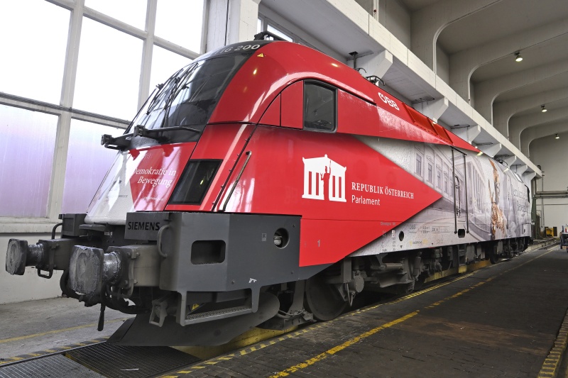 ÖBB-Lok mit dem Motiv: 'Demokratie in Bewegung'