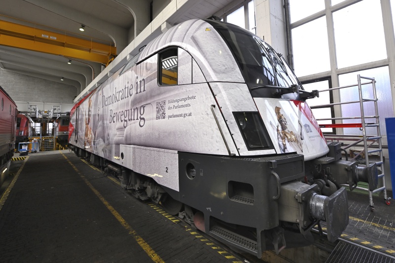 ÖBB-Lok mit dem Motiv: 'Demokratie in Bewegung'