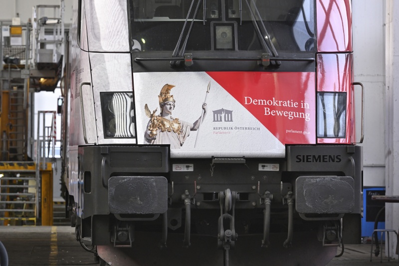 ÖBB-Lok mit dem Motiv: 'Demokratie in Bewegung'