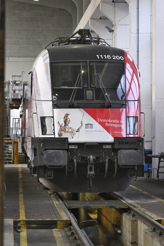ÖBB-Lok mit dem Motiv: 'Demokratie in Bewegung'
