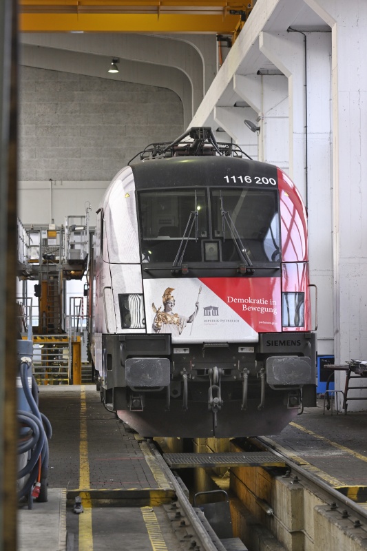 ÖBB-Lok mit dem Motiv: 'Demokratie in Bewegung'