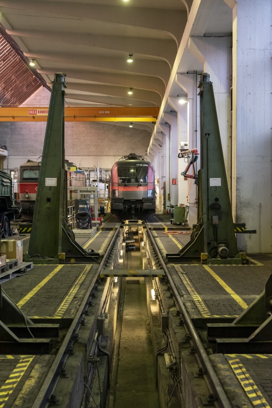 ÖBB-Lok vor der Beklebung