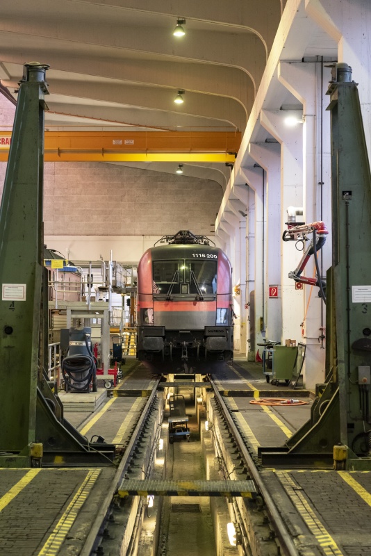 ÖBB-Lok vor der Beklebung